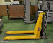 Hand pallet truck - 1000kg lifting capacity - BENT TINE
