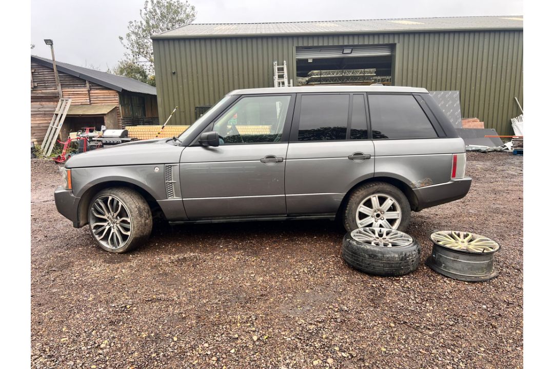 Range Rover Vogue TDV8 3.6L turbo diesel, 139103 miles, no MOT, log book in hand. Starts and drives - Image 6 of 19