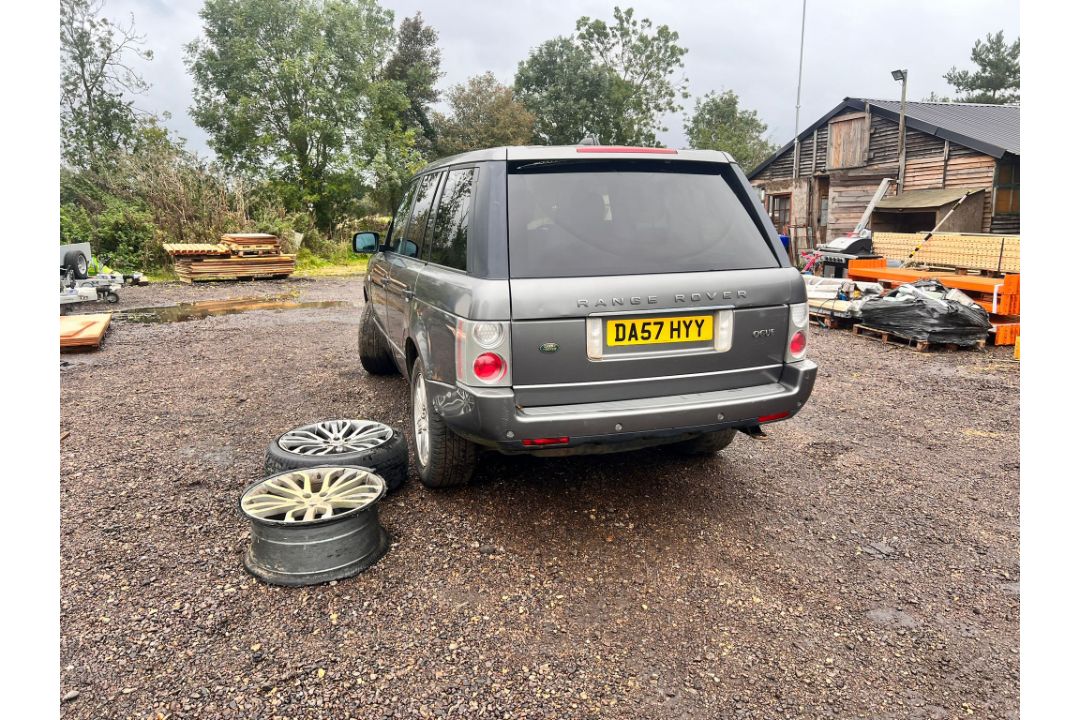 Range Rover Vogue TDV8 3.6L turbo diesel, 139103 miles, no MOT, log book in hand. Starts and drives - Image 3 of 19