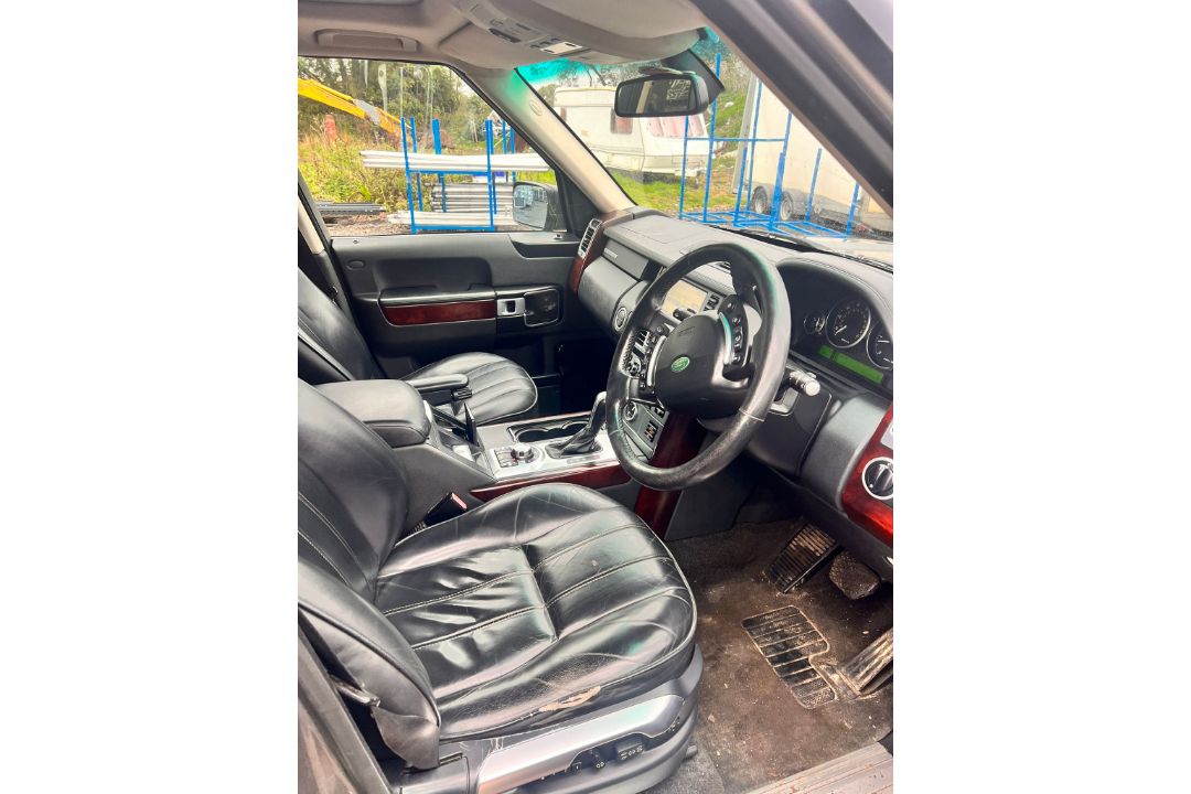 Range Rover Vogue TDV8 3.6L turbo diesel, 139103 miles, no MOT, log book in hand. Starts and drives - Image 7 of 19