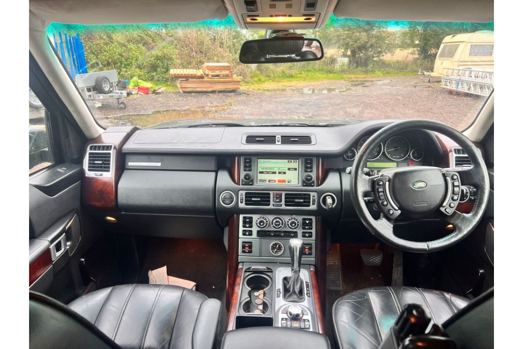 Range Rover Vogue TDV8 3.6L turbo diesel, 139103 miles, no MOT, log book in hand. Starts and drives - Image 8 of 19