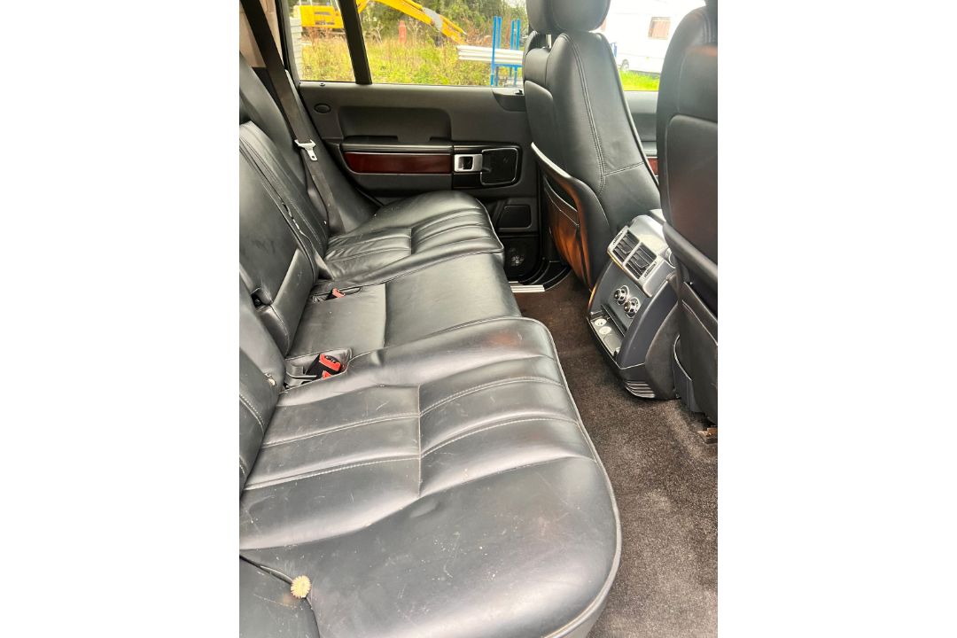Range Rover Vogue TDV8 3.6L turbo diesel, 139103 miles, no MOT, log book in hand. Starts and drives - Image 11 of 19
