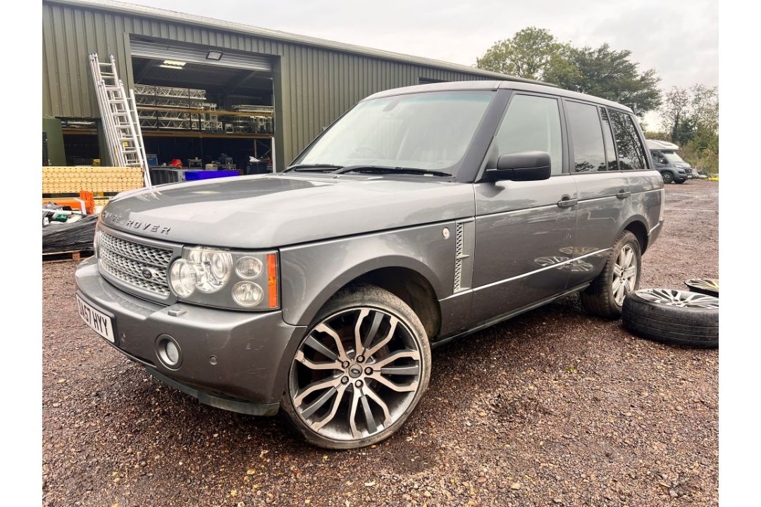 Range Rover Vogue TDV8 3.6L turbo diesel, 139103 miles, no MOT, log book in hand. Starts and drives - Image 1 of 19