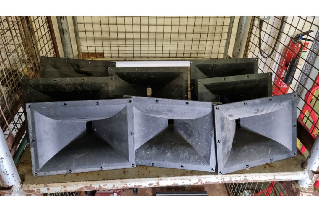8x 1.5 inch horn flairs - 38 x 28cm - Image 2 of 4