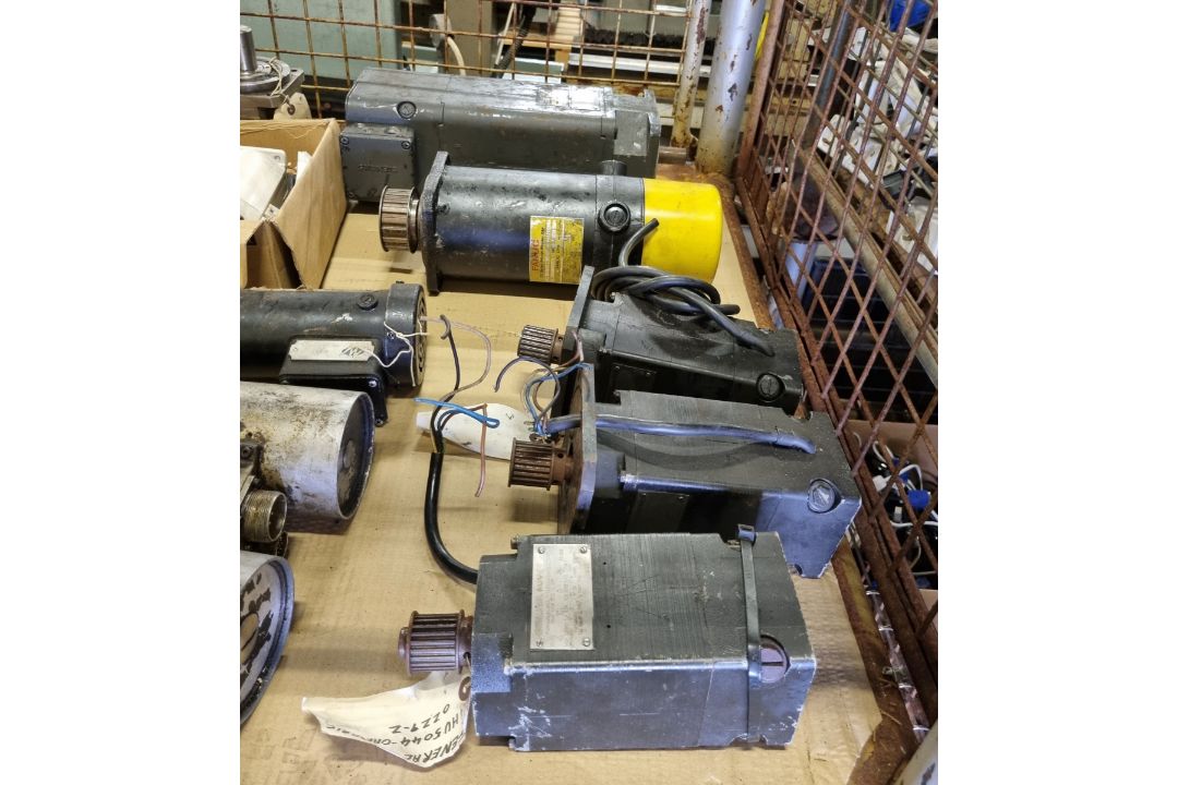 15x Permanent magnet and servo motors - various sizes - Image 2 of 10