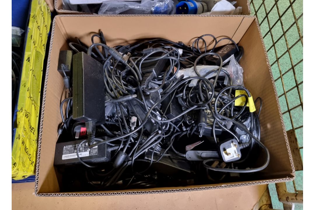 Electrical consumables, IT cables, power adaptors - Image 2 of 5
