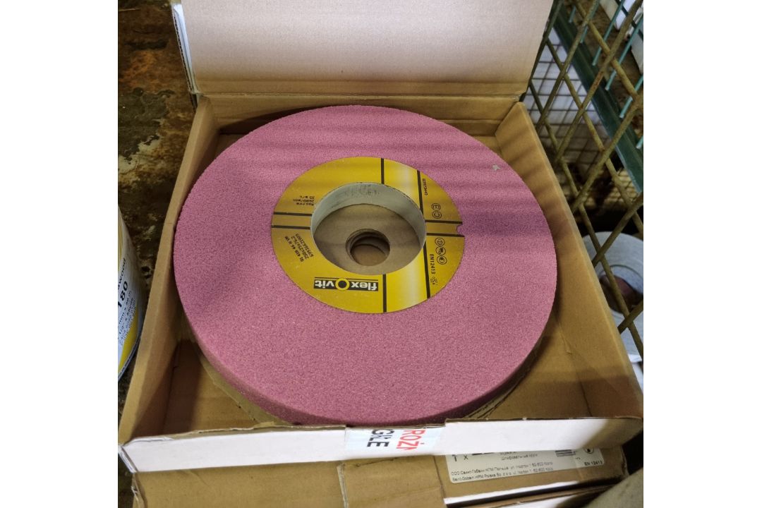 DIY consumables - Flap discs, deburring wheels, sanding belts and ceramic fibre discs - Image 5 of 11