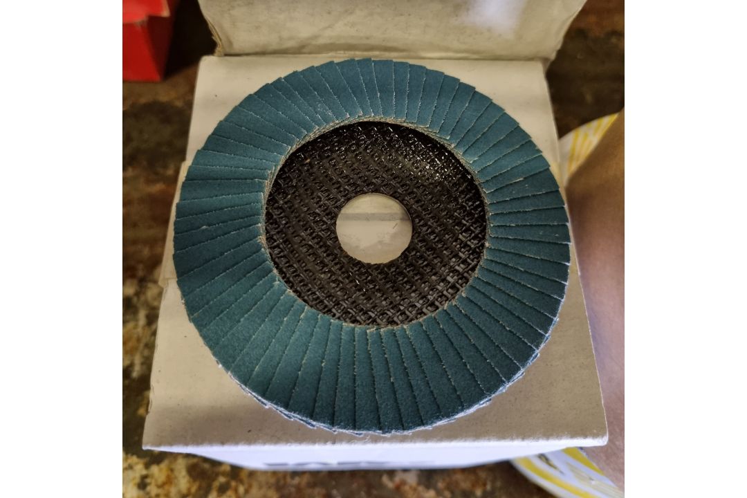 DIY consumables - Flap discs, deburring wheels, sanding belts and ceramic fibre discs - Image 7 of 11