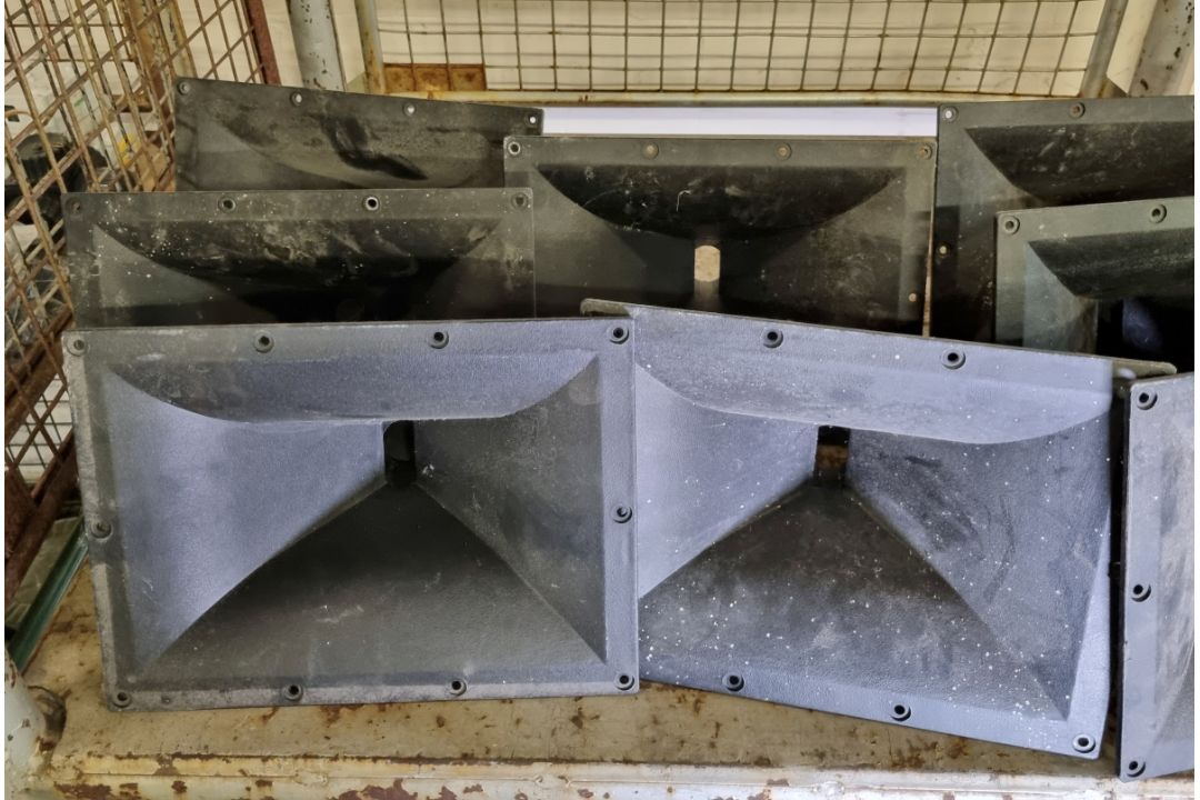 8x 1.5 inch horn flairs - 38 x 28cm - Image 4 of 4