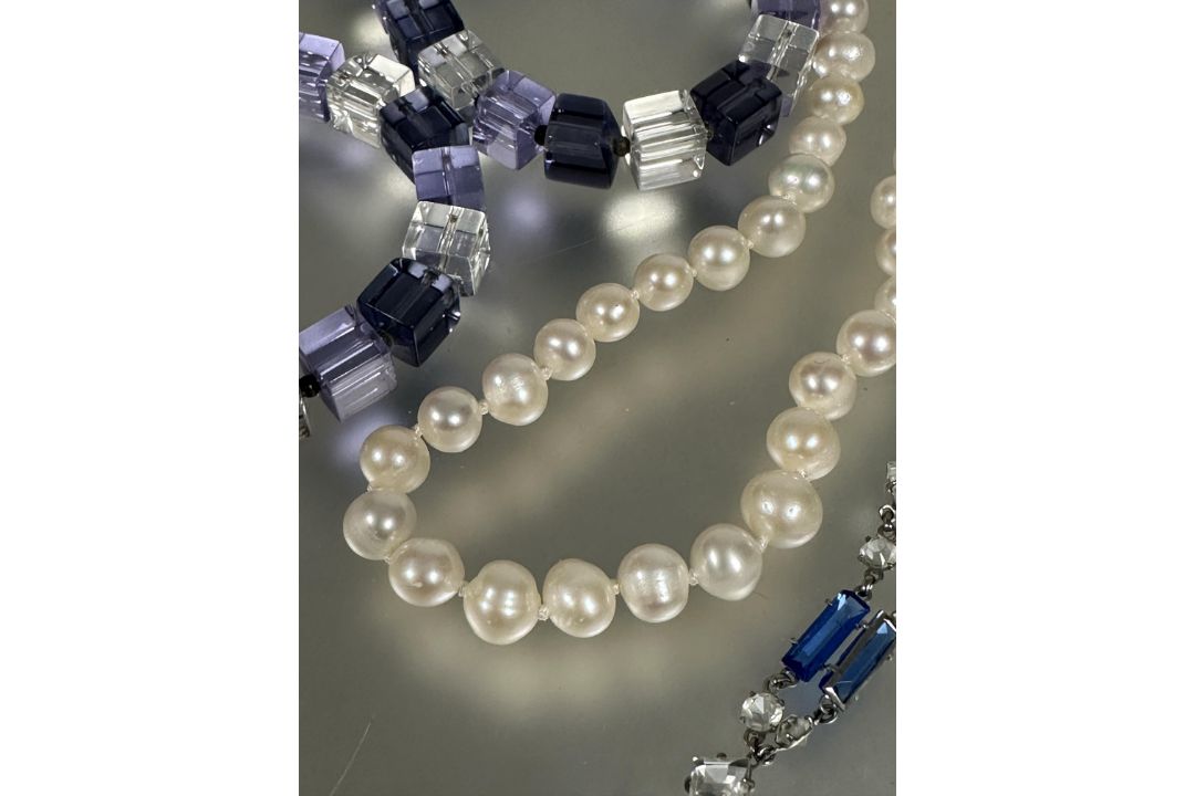 A lavender, lilac and clear alternating glass bead necklace, ( L x 14 cm) and matching bracelet, a - Image 6 of 6