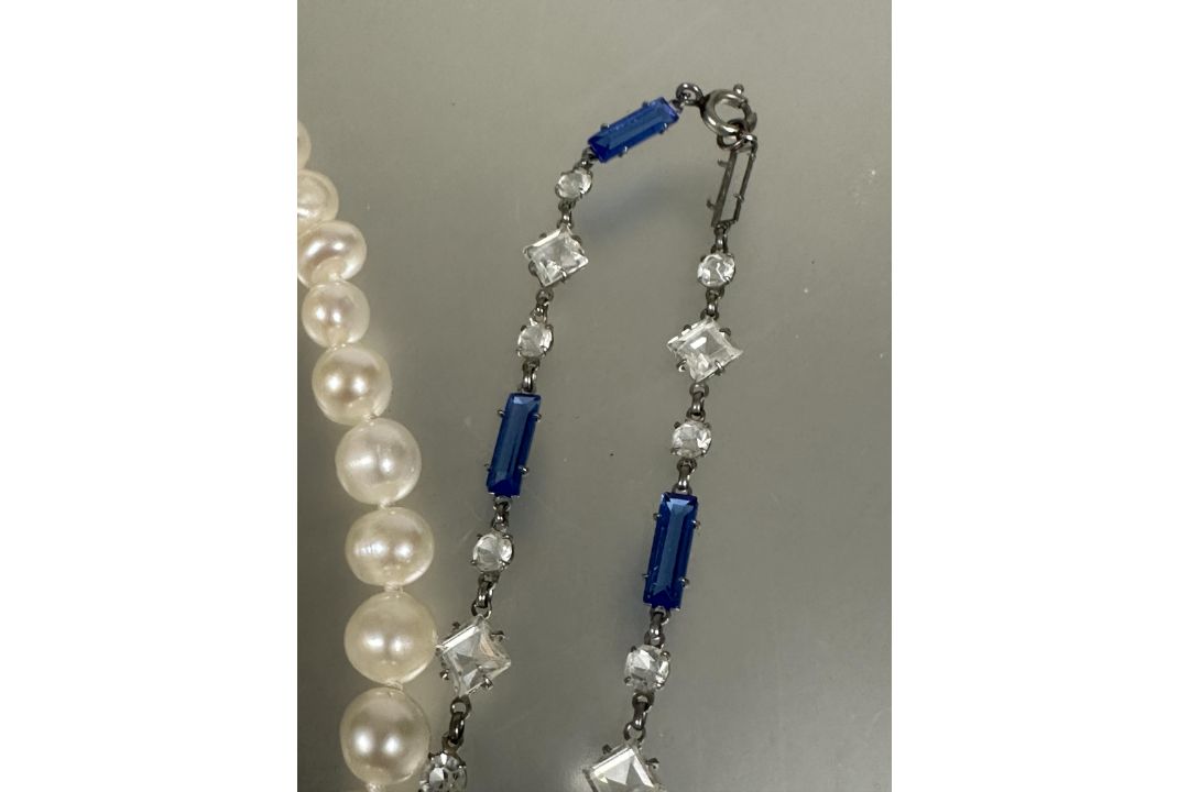 A lavender, lilac and clear alternating glass bead necklace, ( L x 14 cm) and matching bracelet, a - Image 3 of 6