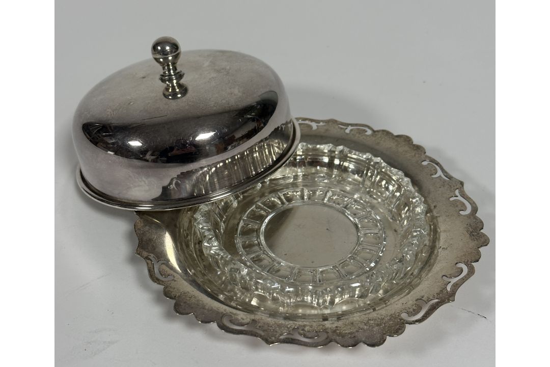 An Epns dome top butter dish with glass liner and pierced stand, (h x 6.5 cm x D x 13 cm)