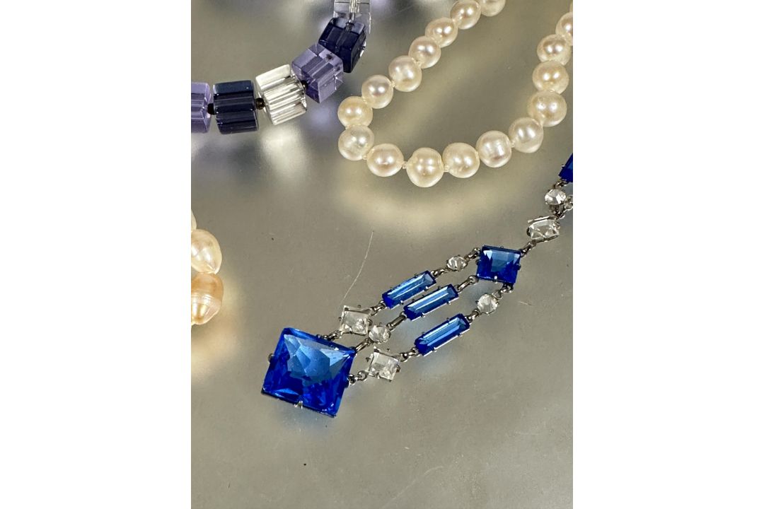 A lavender, lilac and clear alternating glass bead necklace, ( L x 14 cm) and matching bracelet, a - Image 2 of 6