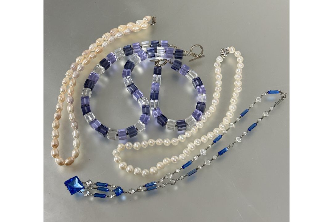 A lavender, lilac and clear alternating glass bead necklace, ( L x 14 cm) and matching bracelet, a - Image 1 of 6