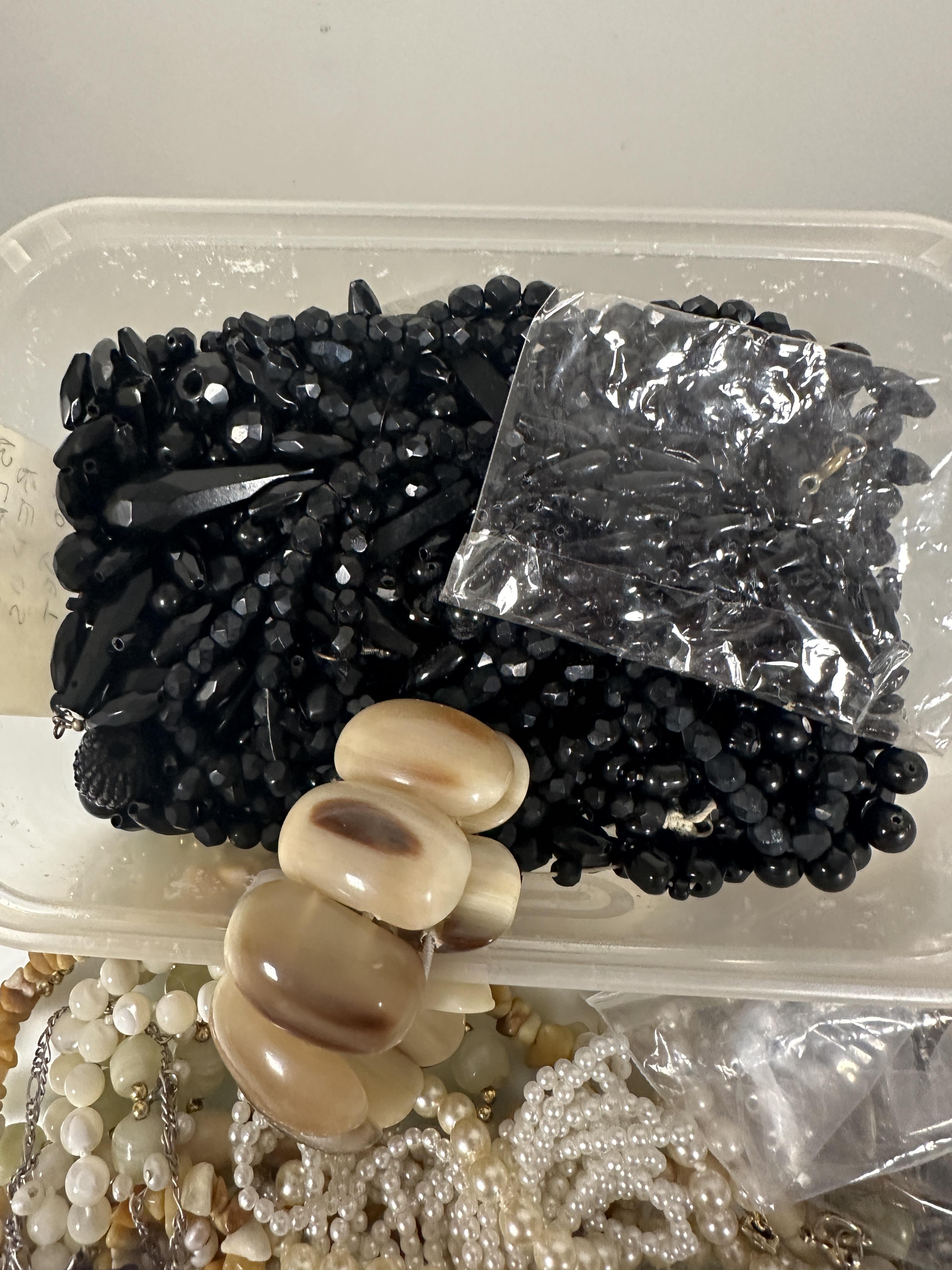 A horn graduated bead necklace, ( L x 22 cm), horn panel bracelet, and a collection of paste pearl - Image 3 of 3