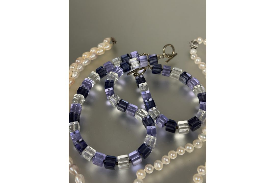 A lavender, lilac and clear alternating glass bead necklace, ( L x 14 cm) and matching bracelet, a - Image 4 of 6