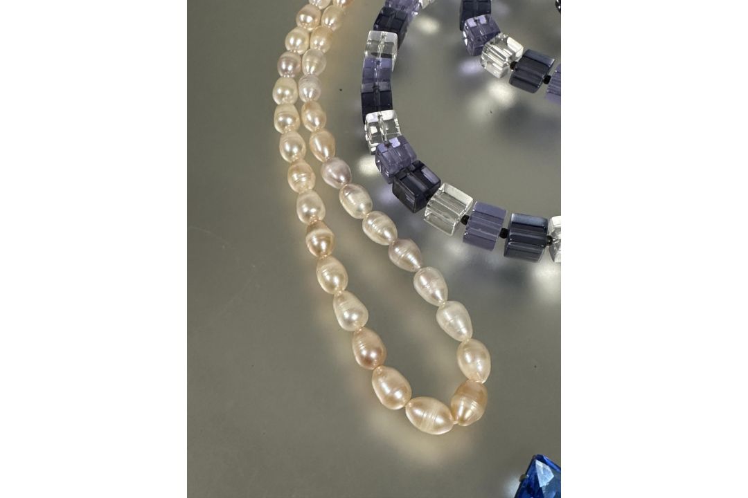 A lavender, lilac and clear alternating glass bead necklace, ( L x 14 cm) and matching bracelet, a - Image 5 of 6