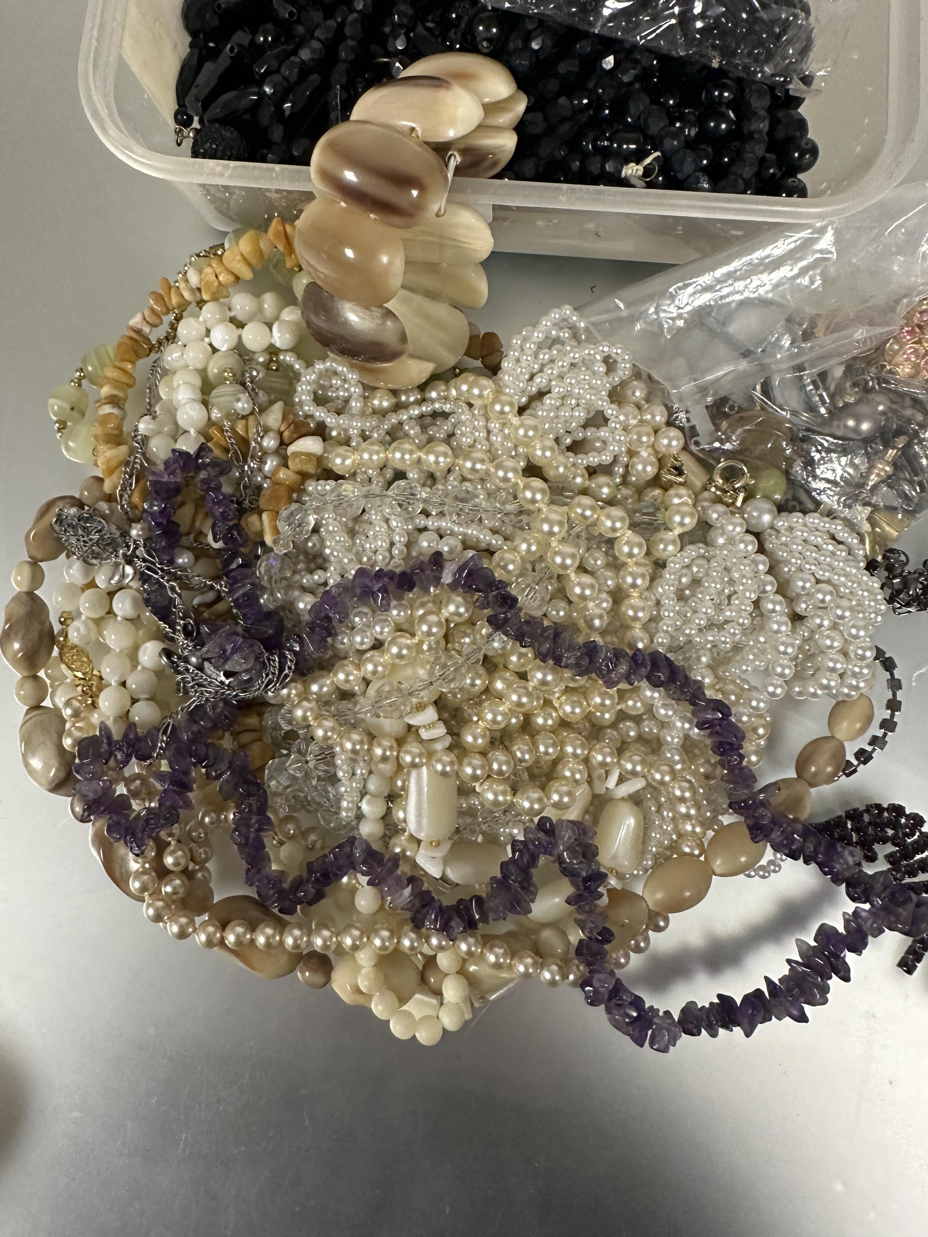 A horn graduated bead necklace, ( L x 22 cm), horn panel bracelet, and a collection of paste pearl - Image 2 of 3