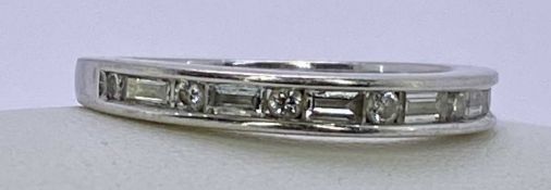 18CT WHITE GOLD ROUND & BAGUETTE CUT DIAMOND RING - approximate diamond weight 0.44cts, having 7 and