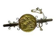 GEORGE V GOLD SOVEREIGN, 1914, set in yellow metal brooch mount, 12.3gms Provenance: private