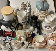 ROYAL DOULTON DESSERT STAR D6450 PATTERN TEA SERVICE, 26 pieces, Beswick equestrian figure Black