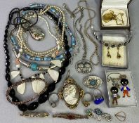 VINTAGE & LATER JEWELLERY GROUP to include a gilt metal mounted carved cameo shell brooch, 6 x 5cms,