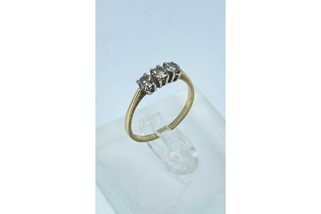 18CT GOLD THREE STONE DIAMOND RING, the three stones totalling 0.5cts overall approx., ring size