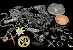 ASSORTED JEWELLERY comprising 14k white gold ring (lacking stones), eight further rings including