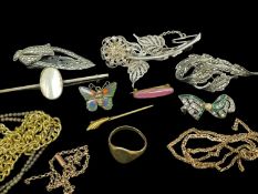 ASSORTED JEWELLERY comprising 9ct gold signet ring (2,7gms), plated chains, marcasite jewellery,