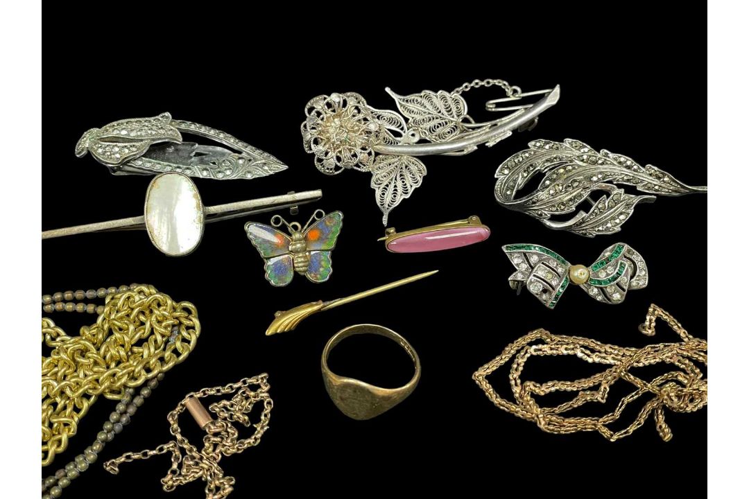 ASSORTED JEWELLERY comprising 9ct gold signet ring (2,7gms), plated chains, marcasite jewellery,