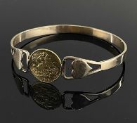 GEORGE V GOLD HALF SOVEREIGN BANGLE, 1912, the central coin set in yellow metal heart design bangle,