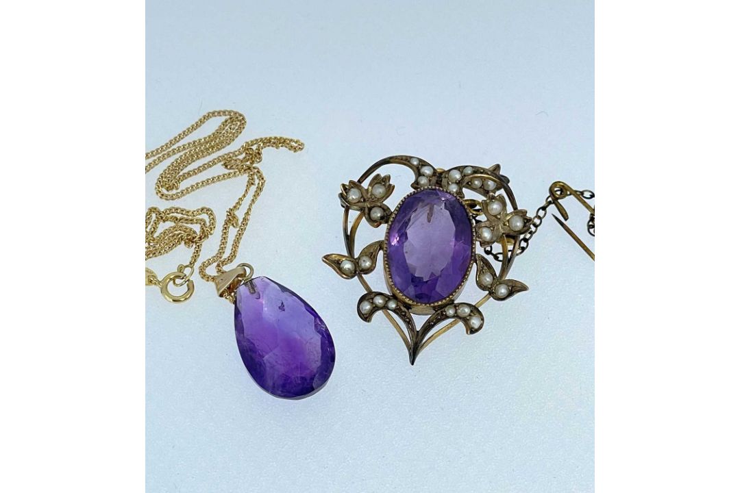 9CT GOLD CHAIN WITH FACETED AMETHYST DROP PENDANT, together with an Edwardian amethyst and seed
