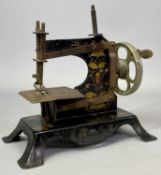 A GERMAN TINPLATE TOY SEWING MACHINE - late 19th/early 20th century, 16.5cms H, 17 x 10cms
