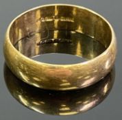 9CT GOLD MEN'S WEDDING BAND - hallmarked London 1977, Size Z+1, 6.5grms
