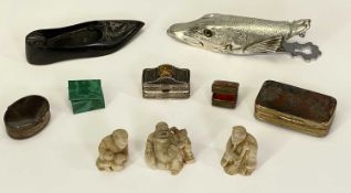 MIXED COLLECTABLES GROUP OF 10 ITEMS - to include three gilt metal and agate pill/snuff boxes, 6.