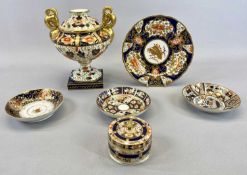 19TH CENTURY IMARI PATTERN CHINA - Davenport pedestal flower holder with gilded ram's head side