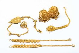 ASSORTED YELLOW GOLD JEWELLERY comprising pair of shield earrings, stamped ‘22ct’, gem-set maang