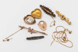 9CT GOLD JEWELLERY comprising three 9ct gold bar brooches, yellow metal heart padlock, 9ct gold