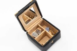 CUFFLINKS, a pair of 9ct gold links, oval with machined detail, Birmingham 1981, 4.4g, a pair gilt