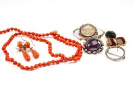 ASSORTED JEWELLERY comprising carved moonface brooch, halo brooch, clip costume earring, pair of