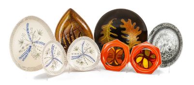 VARIOUS 20TH CENTURY CERAMICS including 2 x Poole pottery heptagonal Delphis? plates in original