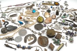 ASSORTED SILVER JEWELLERY & SMALL COLLECTABLES, including 3 shell cameos, agate slice pendant