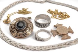 ASSORTED JEWELLERY comprising yellow metal agate set shield brooch, yellow metal locket pendant,