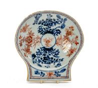 CHINESE IMARI SHELL DISH, Kangxi, painted and enamelled with flower sprays, underside ribbed and