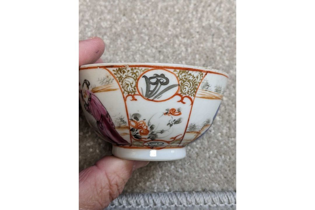 TWO CHINESE FAMILLE ROSE PORCELAIN TEABOWLS, late 18th Century, painted with figures, one in the - Image 3 of 5