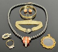 9CT GOLD & OTHER MIXED JEWELLERY GROUP comprising a three-stone 9ct gold and platinum ring, the