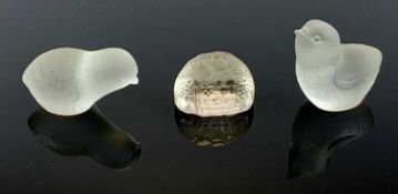 LALIQUE 'PECHES' FROSTED GLASS DOME-FORM MENU HOLDER, stepped aperture behind the moulded decoration