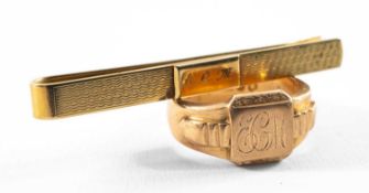 GOLD JEWELLERY comprising 9ct gold gents signet ring, ring size V, together with 9ct gold tie