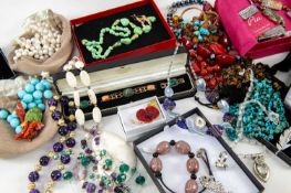 LARGE QUANTITY OF MODERN BROOCHES & NECKLACES, including assorted costume brooches by Heritage,