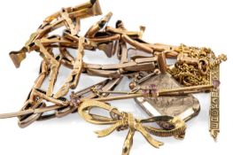 GOLD & YELLOW METAL JEWELLERY comprising two 9ct gold bar brooches, 9ct gold 'Key of Life'